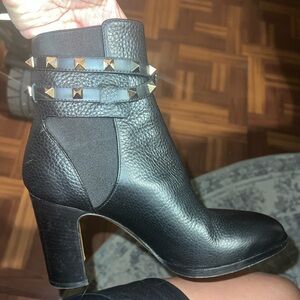 ROCKSTUD GRAINY CALFSKIN ANKLE BOOT 90 MM size 7.5   37.5